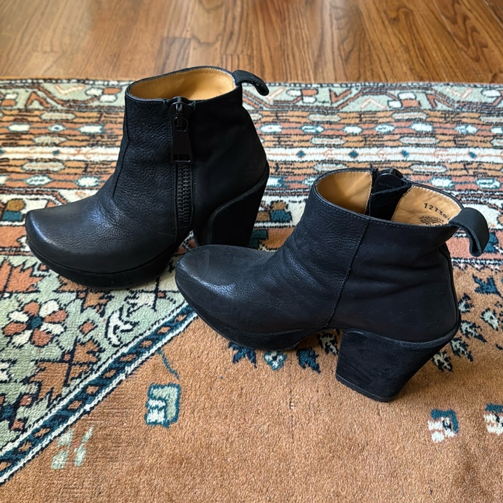 John Fluevog Tinder Prepare 2.0 black platform boots. W 7.5. EUC